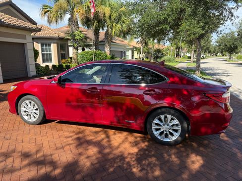 Used 2013 Lexus ES 300h w/ Luxury Pkg FWD image 1