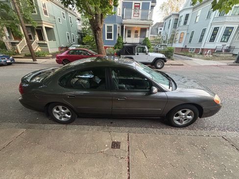 Used 2004 Ford Taurus SE FWD image 4