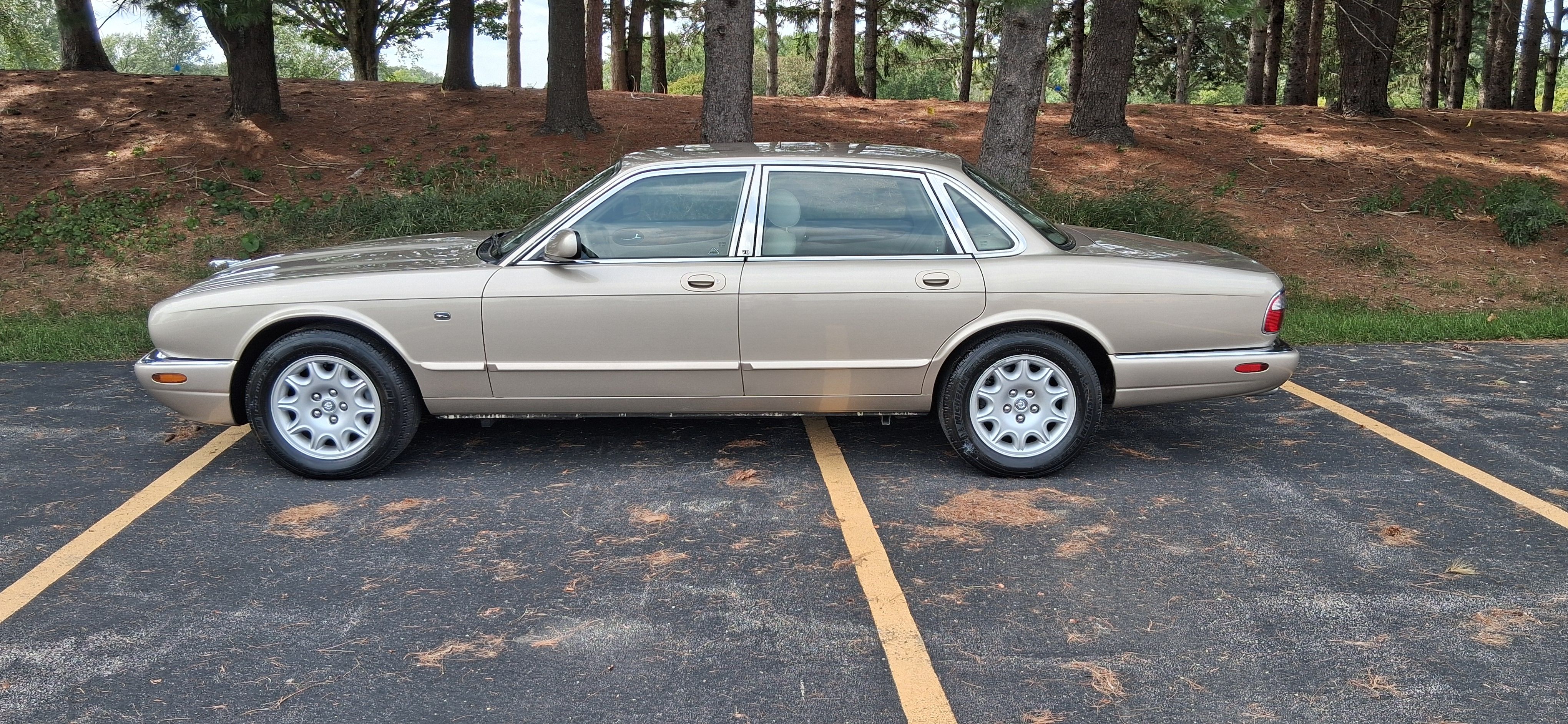 Used 1998 Jaguar XJ8 RWD image 5