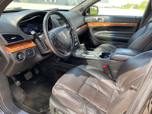 Used 2015 Lincoln MKT AWD image 11