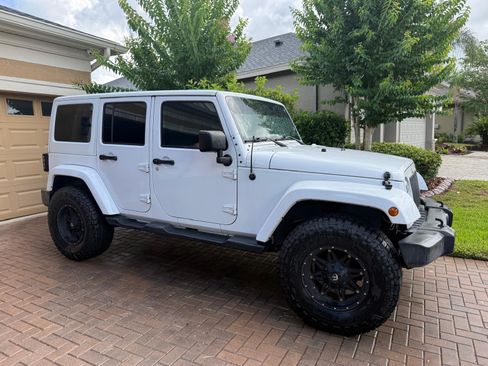 Used 2012 Jeep Wrangler Unlimited Sahara w/ Connectivity Group AWD/4WD image 4