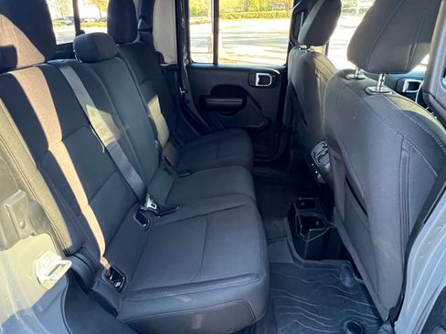 Used 2021 Jeep Gladiator Sport image 12