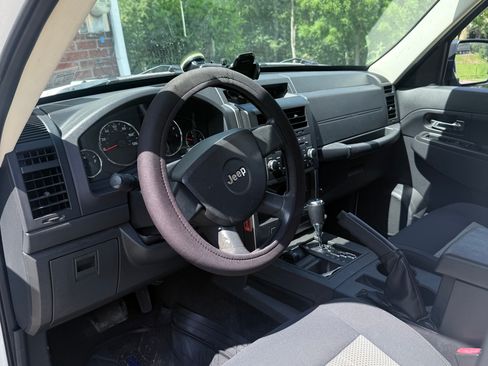 Used 2010 Jeep Liberty Sport AWD/4WD image 12