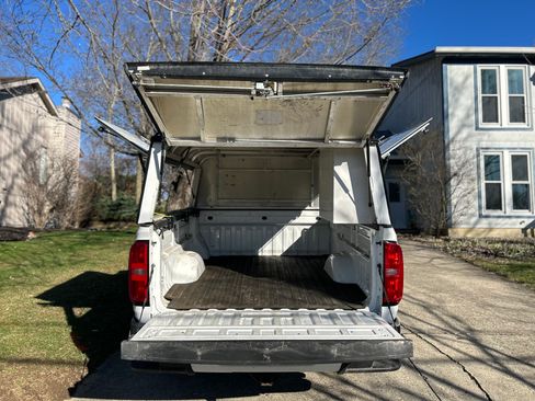 Used 2021 Chevrolet Colorado LT image 2