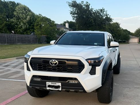 Used 2024 Toyota Tacoma TRD Off-Road AWD/4WD image 9