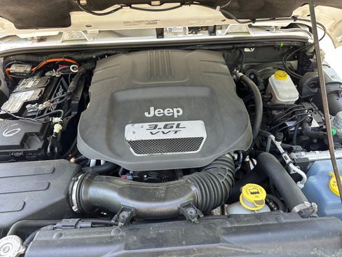 Used 2013 Jeep Wrangler Unlimited Sahara AWD/4WD image 22