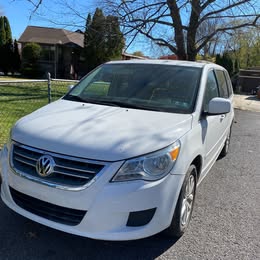 Used 2013 Volkswagen Routan SE FWD image 1