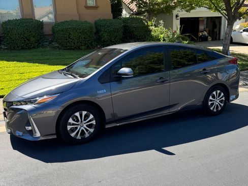 Used 2021 Toyota Prius Prime Limited image 4