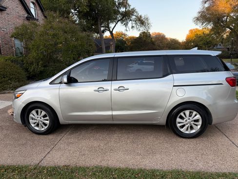 Used 2016 Kia Sedona L image 6