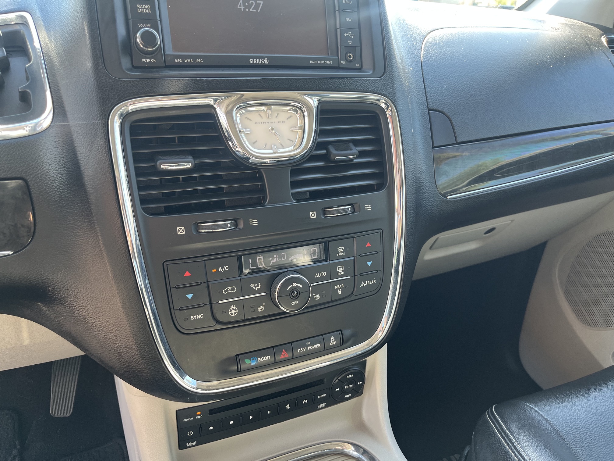 Used 2013 Chrysler Town & Country Touring-L w/ Premium Group FWD image 9