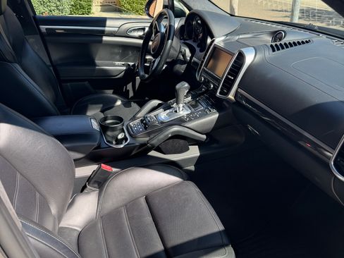 Used 2016 Porsche Cayenne Turbo S image 5