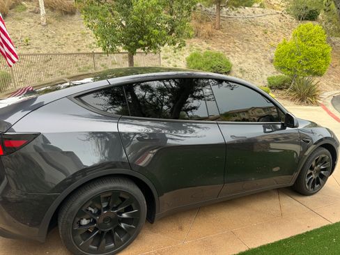 Used 2024 Tesla Model Y Long Range AWD/4WD image 1