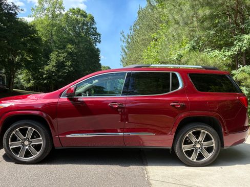 Used 2018 GMC Acadia Denali w/ Technology Package FWD image 8
