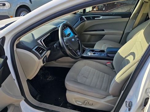 Used 2019 Ford Fusion SE image 2