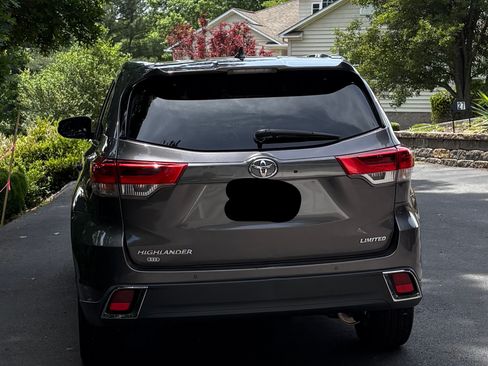 Used 2019 Toyota Highlander Limited Platinum FWD image 2