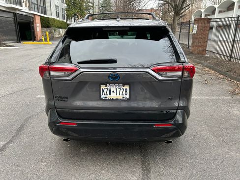 Used 2023 Toyota RAV4 SE w/ Weather & Moonroof Package image 5