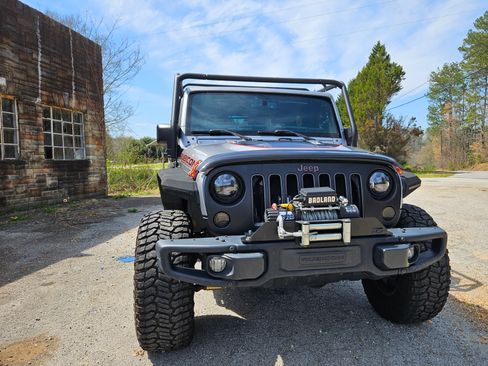 Used 2017 Jeep Wrangler Rubicon image 2