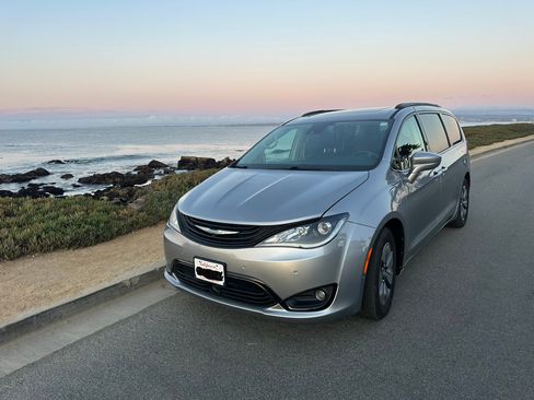 Used 2018 Chrysler Pacifica Limited w/ Advanced Safetytec Group FWD image 2