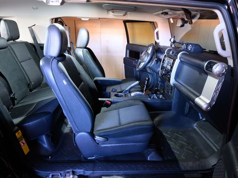 Used 2014 Toyota FJ Cruiser 4WD image 12