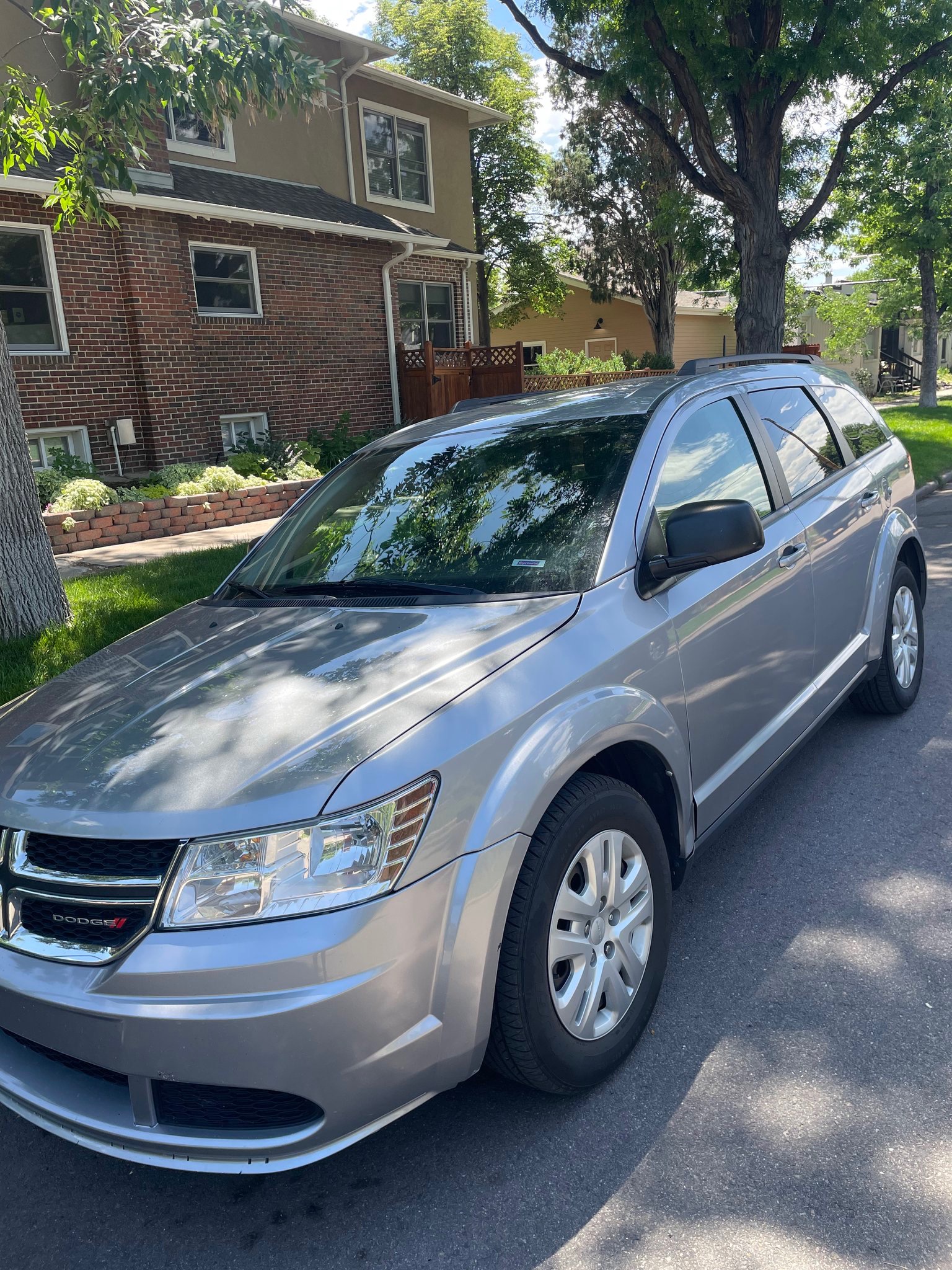 Used 2019 Dodge Journey SE FWD image 1