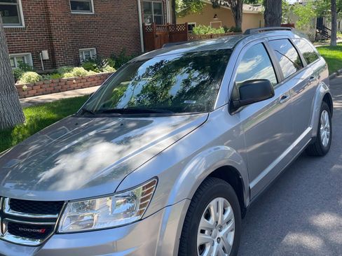 Used 2019 Dodge Journey SE FWD image 1