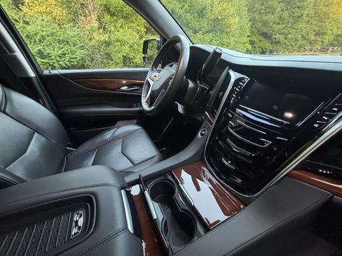 Used 2020 Cadillac Escalade Luxury image 11