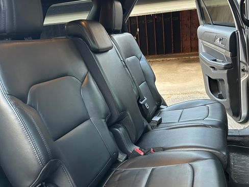 Used 2018 Ford Explorer XLT w/ Equipment Group 202A AWD/4WD image 13