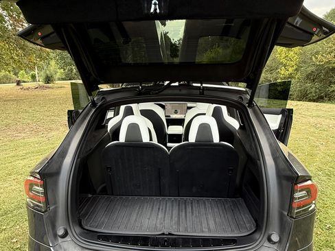 Used 2022 Tesla Model X Plaid image 6