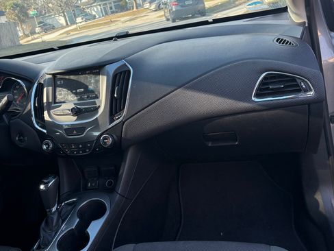 Used 2017 Chevrolet Cruze LT image 9