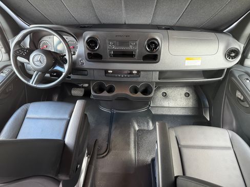 Used 2025 Mercedes-Benz Sprinter 2500 image 9