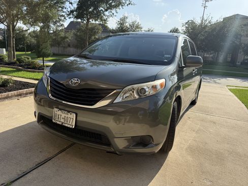 Used 2012 Toyota Sienna LE FWD image 2