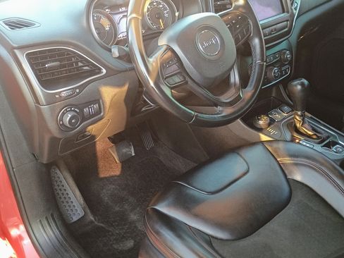 Used 2019 Jeep Cherokee Trailhawk image 10