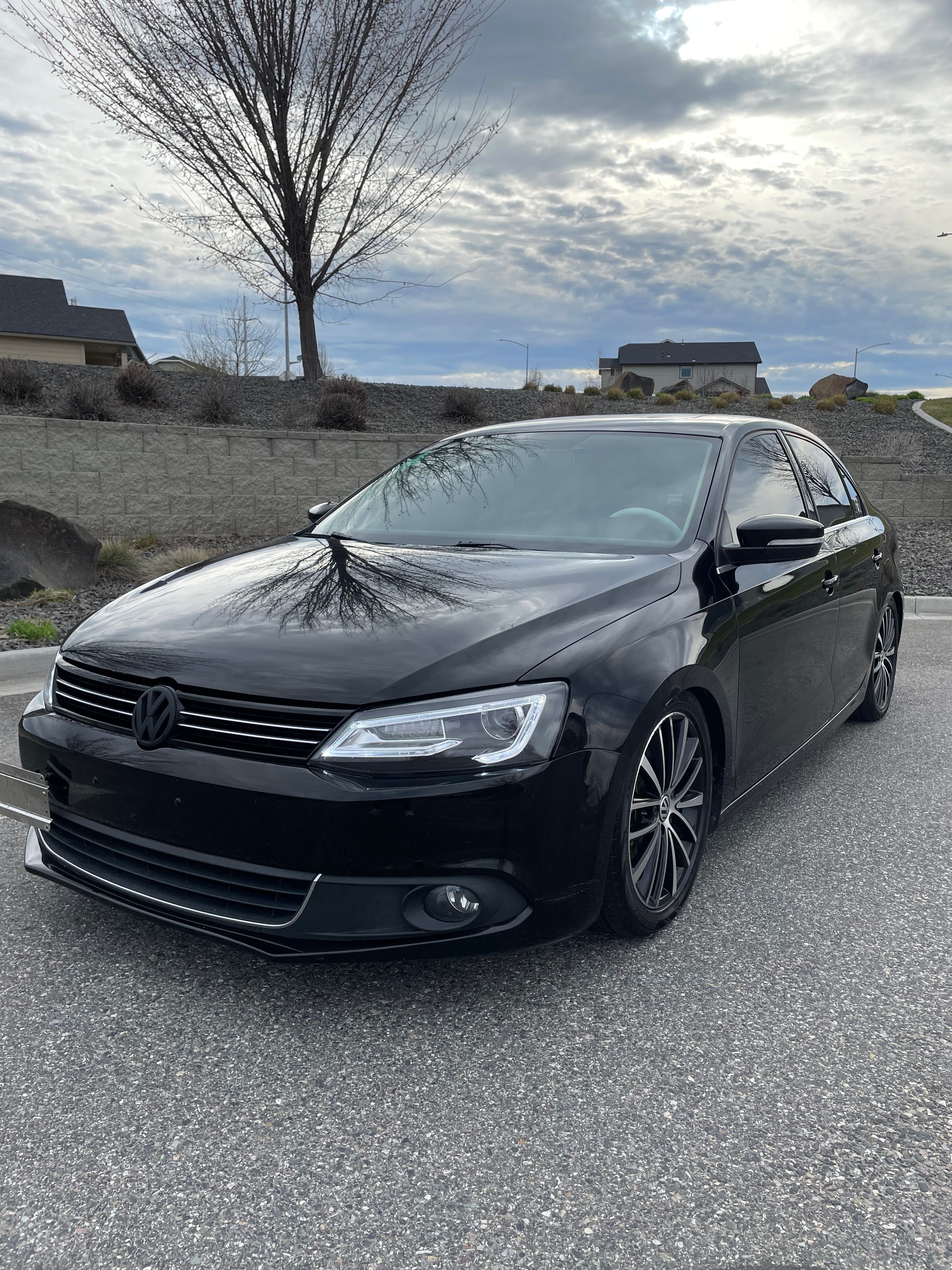 Used 2012 Volkswagen Jetta SEL FWD image 1