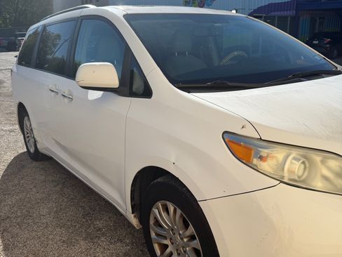 Used 2011 Toyota Sienna XLE image 10