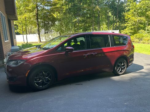 Used 2019 Chrysler Pacifica Touring Plus w/ S Appearance Package FWD image 4