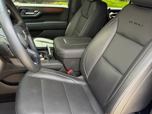 Used 2025 GMC Yukon XL Denali w/ Sun & Power Step Package AWD/4WD image 8