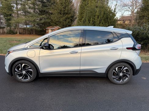 Used 2022 Chevrolet Bolt LT w/ Infotainment Package image 4