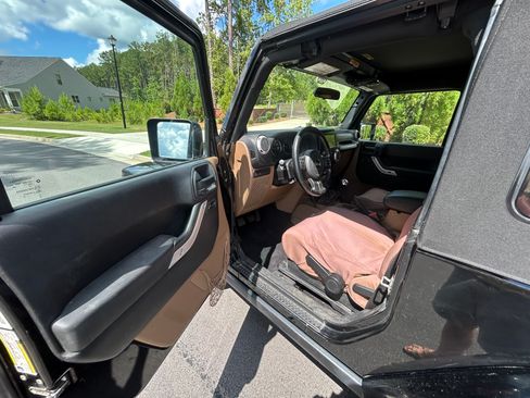 Used 2011 Jeep Wrangler Rubicon w/ PWR Convenience Group image 16