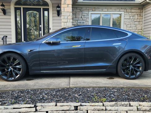 Used 2020 Tesla Model S Long Range Plus image 1