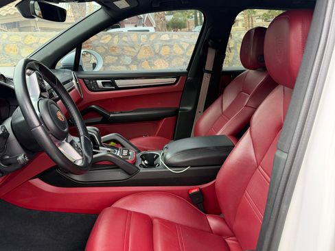 Used 2023 Porsche Cayenne Platinum Edition image 12