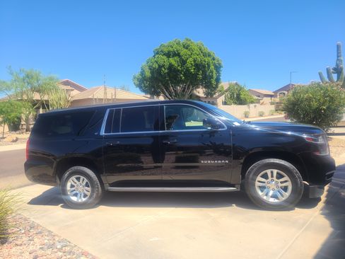 Used 2019 Chevrolet Suburban LT RWD image 4