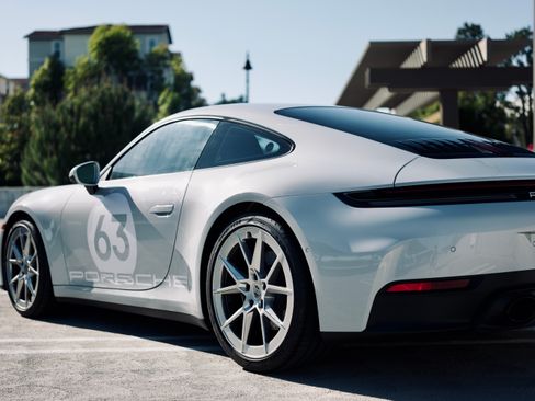 Used 2025 Porsche 911 Carrera RWD image 8
