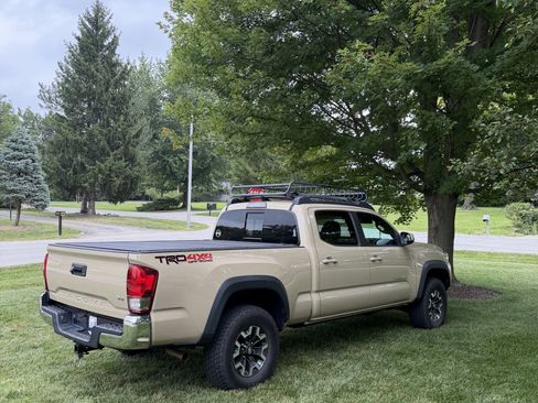 Used 2017 Toyota Tacoma TRD Off-Road AWD/4WD image 4
