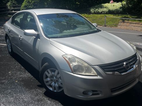Used 2011 Nissan Altima 2.5 FWD image 1