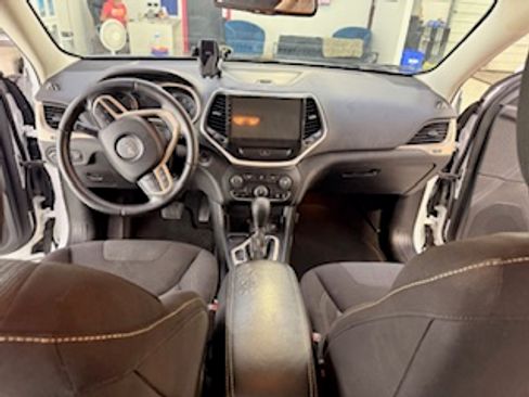 Used 2017 Jeep Cherokee Latitude FWD image 12