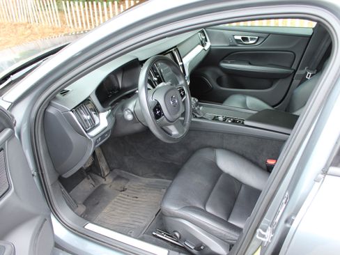 Used 2020 Volvo V60 T5 Momentum FWD image 26