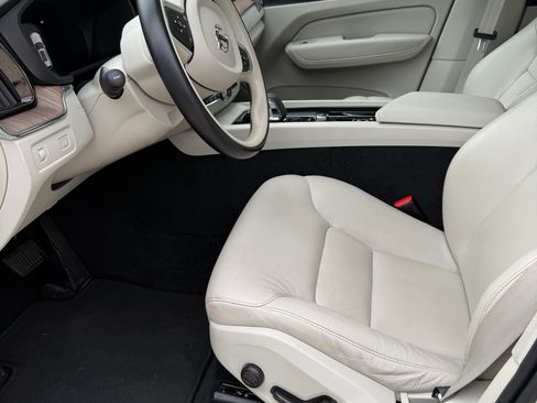 Used 2022 Volvo XC60 B5 Momentum image 8