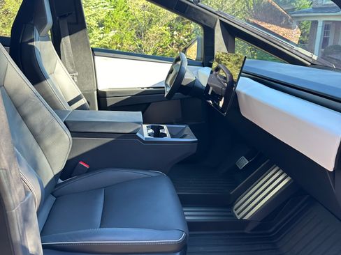 Used 2024 Tesla Cybertruck AWD Crew Cab image 8