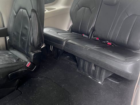 Used 2018 Chrysler Pacifica Touring-L image 6