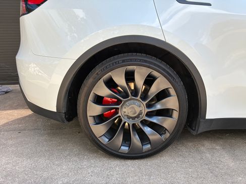 Used 2023 Tesla Model Y Performance AWD/4WD image 15